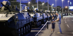 03.08.2015., Zagreb - Parkirani tenkovi na Drzicevoj cekaju sutrasnji mimohod, a u medjuvremenu se gradjani secu uz tenkove i fotografiraju se.  Photo: Goran Jakus/PIXSELL