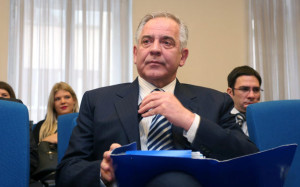 Zagreb, 9.4.2015 - Sudsko vijeće koje vodi suđenje u slučaju Planinska u četvrtak je odbilo prijedlog da novi vještak procijeni vrijednosti nekretnine od čije je prodaje bivši premijer i predsjednik HDZ-a Ivo Sanader navodno primio 17 milijuna kuna nezakonite provizije. Na arhivskoj fotografiji Ivo Sanader tijekom suđenja u slučaju Planinska na zagrebačkom Županijskom sudu 16.12.2014. godine. foto HINA/ Denis CERIĆ/ ua
