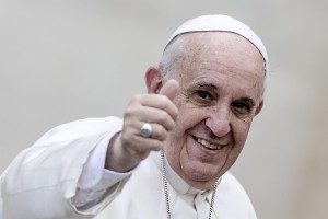 epa04165509 Pope Francis flashes a thumb-up to faithfuls as he arrives to lead a Palm Sunday Mass in Saint Peter Square, in the Vatican City, 13 April 2014.  Palm Sunday for Roman Catholic devotees symbolically marks the biblical account of the entry of Jesus Christ into Jerusalem, signaling the start of the Holy Week before Easter.  EPA/ANGELO CARCONI