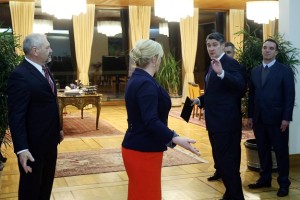 Zagreb, 26.11.2015 - Predsjednica Republike Kolinda Grabar-Kitaroviæ u èetvrtak poslijepodne poèela je konzultacije o mandataru za sastavljanje nove Vlade s èelnicima parlamentarnih stranaka izabranih u 8. saziv Hrvatskoga sabora. Na slici predsjednica i predstavnici koalicije Hrvatska raste Silvano Hrelja i Zoran Milanoviæ. foto HINA/ Damir SENÈAR /ds