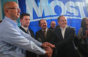 Zagreb, 08.11.2015 - Doèek rezultata Parlamentarnih izbora za novi saziv Hrvatskog sabora u stoeru Mosta u restoranu Ruarin. Na slici Ivan Kovaèiæ, Boo Petrov,Ivan Lovrinoviæ i Drago Prgomet. foto HINA/ Tomislav Pavlek /ik