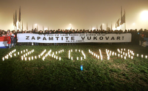 Zagreb, 171111. Vukovarska ulica, kod Lisinskog. Dan sjecanja na Vukovar ove godine ponovo je obiljezen paljenjem lampasa duz Vukovarske ulice u organizaciji Kluba Veterana 148. brigade HV Zagreb - Trnje. Foto: Tomislav Kristo / CROPIX