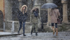 Zagreb, 24.1.2014.- U veæini kopnenih krajeva u Hrvatskoj pada snijeg, u dijelu Slavonije, odnosno istoènim krajevima pada kia, a snijega noenog vjetrom bit æe i mjestimice na sjevernom dijelu Jadrana, doznaje se u Dravnom hidrometeorolokom zavodu (DHMZ). Na detalj sa zagrebaèkih ulica. foto FaH/ Lana SLIVAR DOMINIÆ/ ua