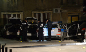 Split, 14.3.2015. - Nogometni derbi između Hajduka i Dinama u subotu nije završio bez izgreda huligana koji su nedaleko od stadiona na Poljudu napali skupinu policajaca, te im u službeno vozilo ubacili zapaljivo sredstvo zbog čega je izgorjela unutrašnjost vozila, a oštećena su još tri policijska automobila. foto HINA / Mario STRMOTIĆ / mm