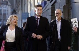 Zagreb, 02.12.2015 - Nastavak pregovora izmeðu HDZ-a i MOST-a. Na slici pregovaraèi MOST-a hodaju prema sredinjici HDZ-a, Robert Podolnjak, Ivan Lovrinoviæ, Ines Strenja Liniæ, Boo Petrov i Juro Martinoviæ. foto HINA/ Denis CERIÆ/ dc