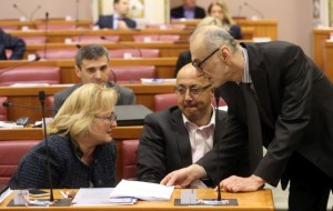 Zagreb, 04.02.2016 - Ines Strenja Liniæ, Ivan Kovaèiæ i potpredsjednik Hrvatskog sabora Robert Podolnjak tijekom sjednice Hrvatskog sabora. foto HINA/ Damir SENÈAR /ds
