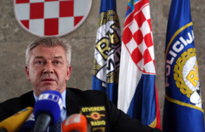Zagreb, 10.06.2015 - Nakon predstavljanja nove elektronièke osobne iskaznice, ministar unutarnjih poslova Ranko Ostojiæ dao je izjavu za medije i pokazao fotografije i video snimke nedavnog prosvjeda na branitelja na Trgu sv. Marka i demantirao da je policija brutalno postupala prema prosvjednicima. foto HINA/ Damir SENÈAR /ds