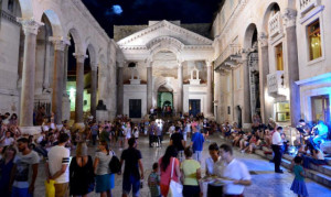 24.8.2015., Split - Nocni motivi grada Splita koji je jos uvijek pun turista a grad zivi punim plucima.  Photo: Marko Prpic/PIXSELL