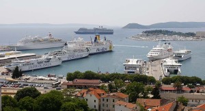 Split, 240511. Danas su u Split uplovila 4 velika kruzera, Costa Allegra,S eabourn Spirit, Boudicca i Nieuw Amsterdam koji je ostao na sidristu ispred luke. Foto: Duje Klaric / CROPIX
