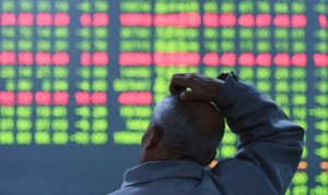 An investor sits in front of a screen showing stock market movements at a securities firm in Hangzhou, in eastern China's Zhejiang province on January 11, 2016. China's benchmark Shanghai stock index closed down 5.33 percent on January 11, as investors continued to worry over the state of the world's second largest economy, dealers said.             AFP PHOTO   CHINA OUT / AFP / STR