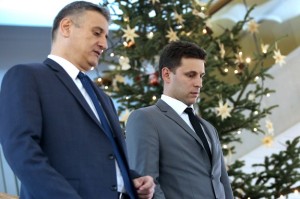 Zagreb, 22.12.2015. - Domoljubna koalicija i Most nezavisnih lista predsjednici Republike Kolindi Grabar-Kitaroviæ u utorak naveèer doli su sa dokazom o 78 potpisa potpore izabranih saborskih zastupnika, a do sutra poslijepodne najavljuju postizanje dogovora o mandataru. Potvrdili su to èelni èovjek Domoljubne koalicije Tomislav Karamarko i èelnik Mosta Boo Petrov na Pantovèaku, nakon konzultacija s hrvatskom predsjednicom. foto HINA/ Lana SLIVAR DOMINIÆ/ lsd