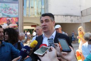 Dubrovnik, 26.8.2016 - Predsjednik SDP-a Zoran Milanoviæ rekao je u petak u Dubrovniku da æe ako postane premijer blokirati pregovore Srbije i EU ako ne ukinu njihov Zakon o univerzalnoj jurisdikciji, a dodao je kako ne moe suraðivati i neæe potovati ''ratne hukaèe i dumane hrvatskog i srpskog naroda 90-ih Tomislavom Nikoliæem i Aleksandrom Vuèiæem''. Na slici Zoran Milanoviæ nakon predizbornog skupa Narodne koalicije u 10. izbornoj jedinici u Dubrovniku. foto HINA/ Nika MILETIÆ/ ua
