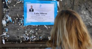 “19 minuta šutnje za Luku”: Drniš se oprašta od ubijenog mladića