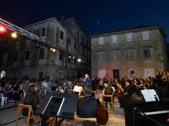 „Pričom agave“ i bezvremenskim stihovima Tome Bebića otvoreno Kaštelansko kulturno i zabavno ljeto