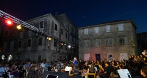 „Pričom agave“ i bezvremenskim stihovima Tome Bebića otvoreno Kaštelansko kulturno i zabavno ljeto