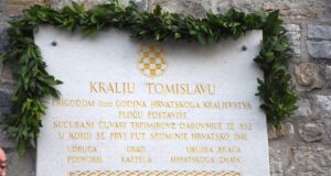 U Kaštel Sućurcu svečano otkrivena spomen-ploča kralju Tomislavu