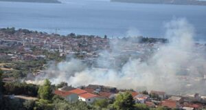 Požar buknuo iznad pruge u Kaštel Starom, na teren izašla sva tri kaštelanska DVD-a