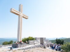 Uoči Dana pobjede položeni vijenci i zapaljene svijeće u Kaštel Lukšiću i na Malačkoj