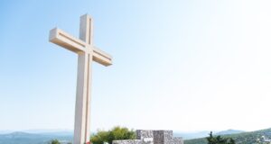 Uoči Dana pobjede položeni vijenci i zapaljene svijeće u Kaštel Lukšiću i na Malačkoj