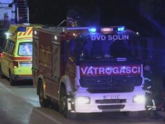 U požaru u Eurogardenu u Kaštelima lakše ozlijeđena dva vatrogasca. Nije lokaliziran