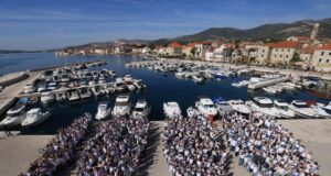 U Kaštel Starom snimljene jubilarne 1000. i 1001. Milenijska fotografija Šime Strikomana