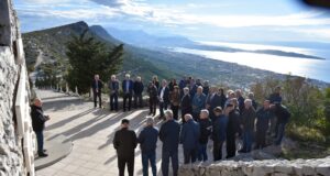 Položeno cvijeće i upaljene svijeće uoči blagdana Svih svetih i Dušnog dana